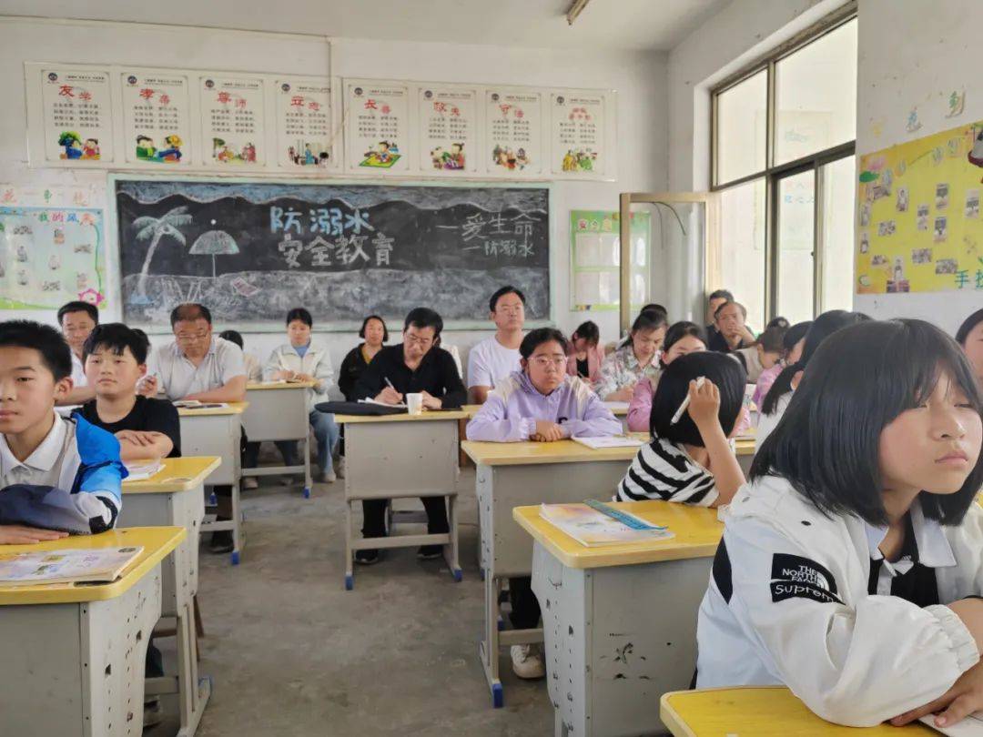 (张艳荣 董金岭)周楼小学为激