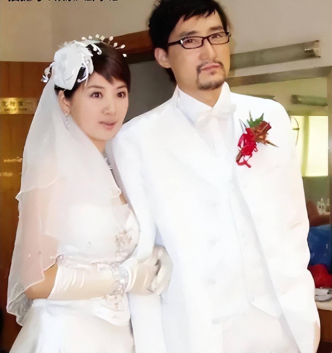 偶遇经超夫妇重庆吃烧烤,小李琳穿千元衣又胖又老,遭恶评似母子