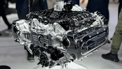 官方称,该车是复古巡航车型,搭载的发动机是水平对置8缸发动机,轴传动