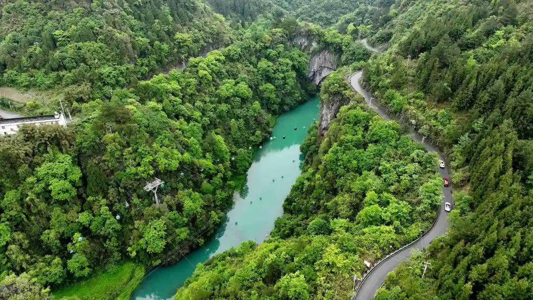 我们已经准备了观光直升机,让游客沉浸式体验景区美景……"红果树景区
