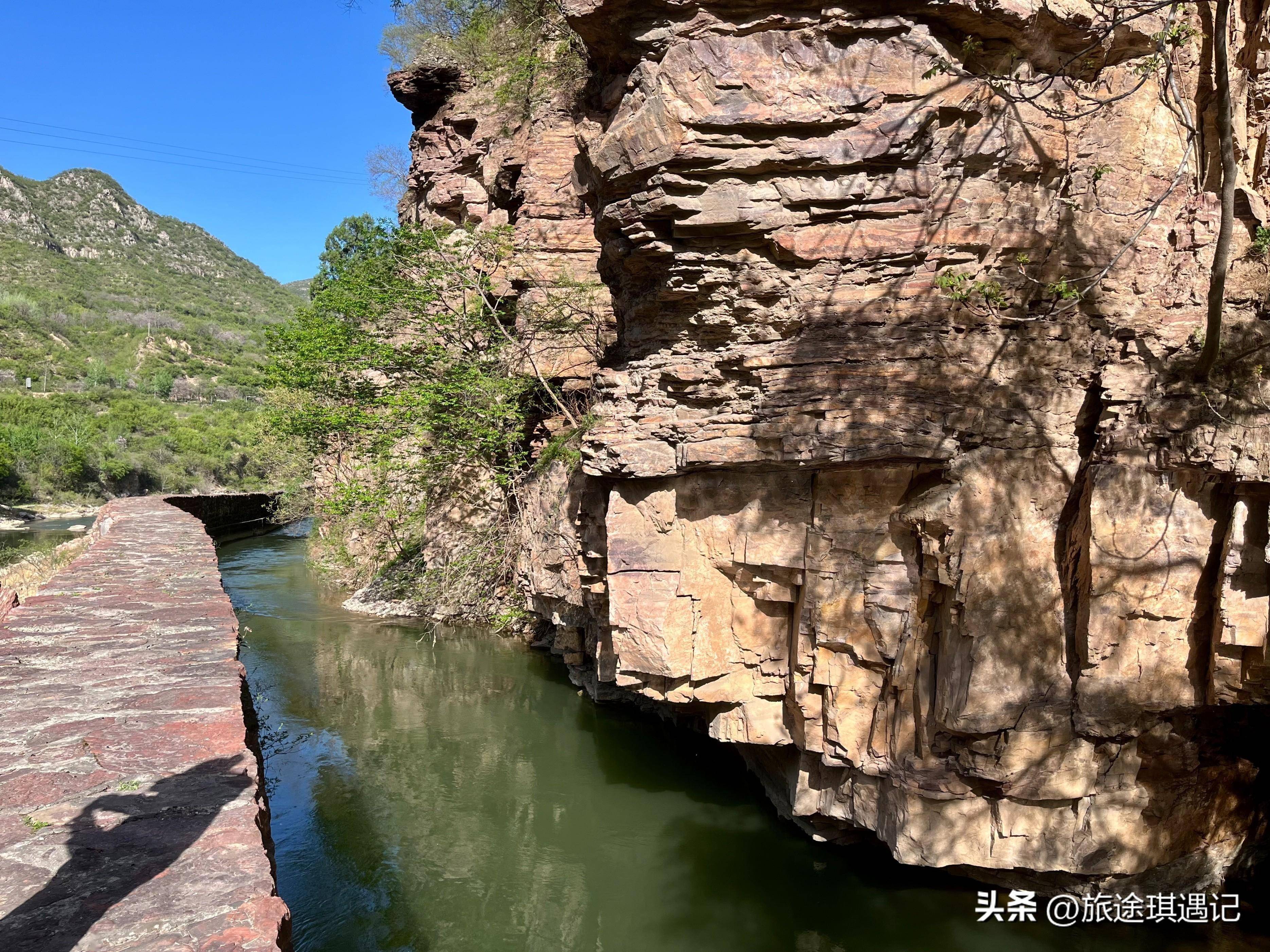 太行山里的人工天河,7万人耗时十年建成,红旗渠到底难