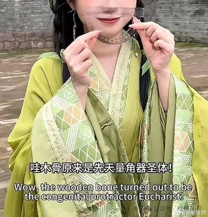 “考古凤凰传奇出道海报，看完人傻了…”网友：小时候不喜欢他们的原因找到了