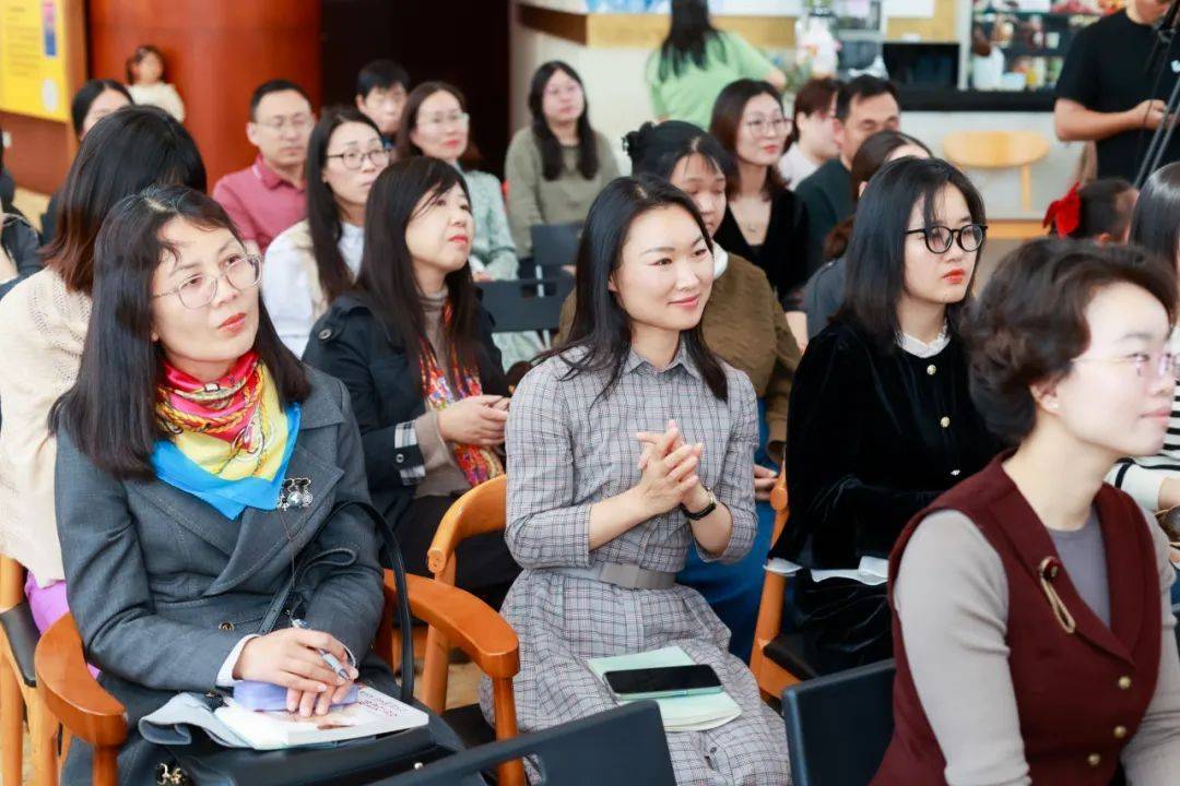 迎着大家热盼的目光,玛亚老师走上讲台,她的感动与深情溢于言表:"是