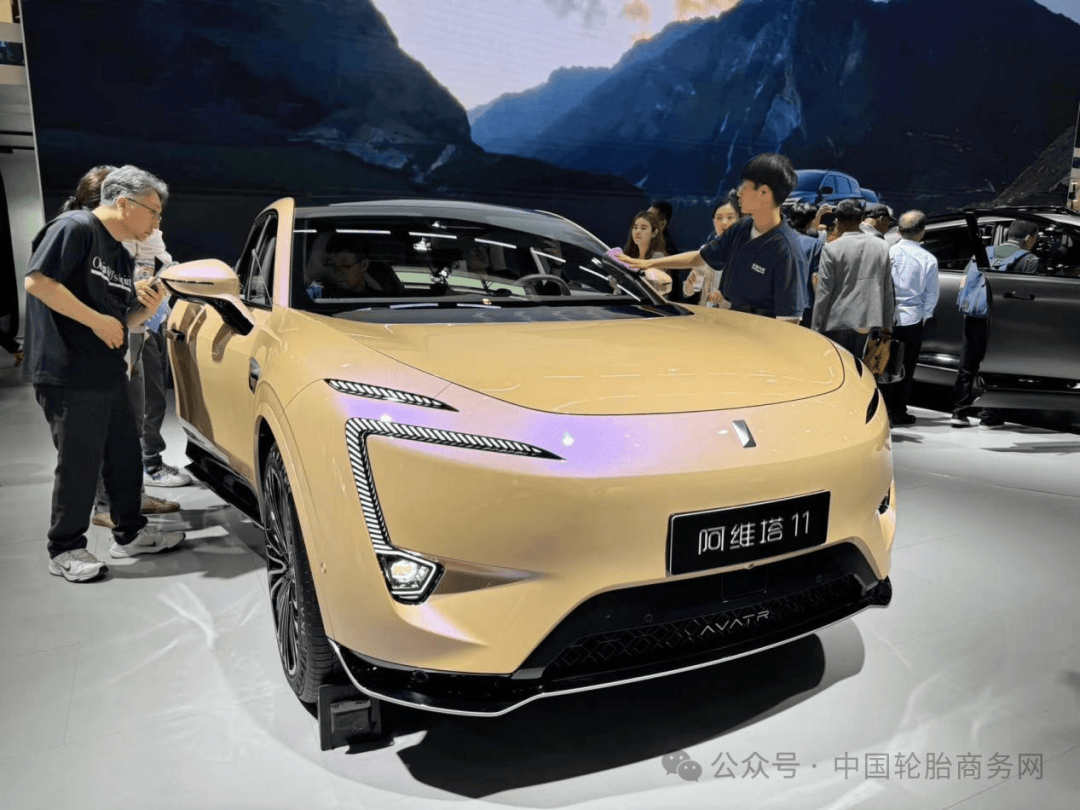 车轮方面,展车采用了22英寸轮圈,搭配265/40 r22的德国马牌pc6轮胎,该