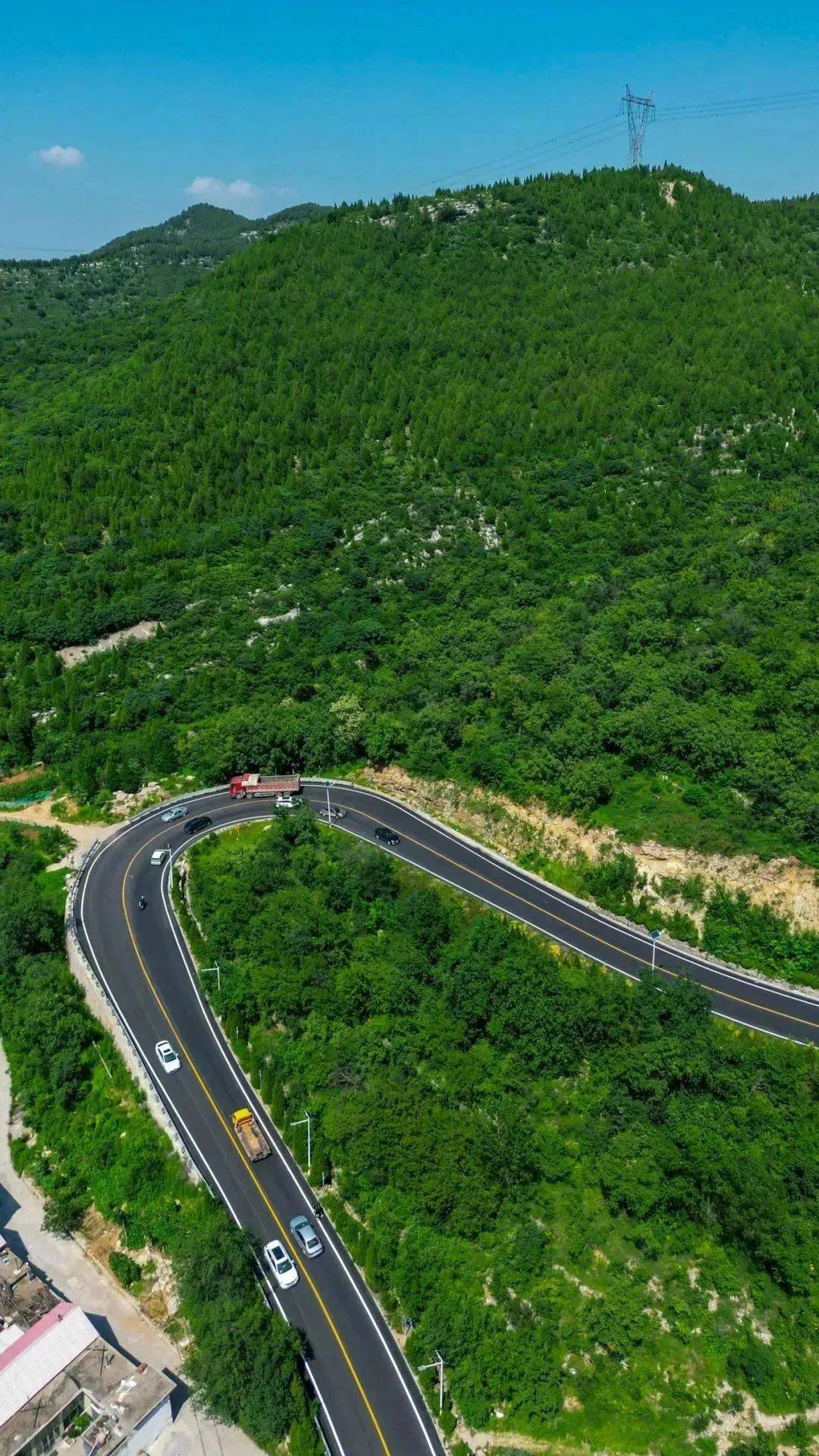 从红叶谷去往九如山的路上,会体验一段西营盘山公路.