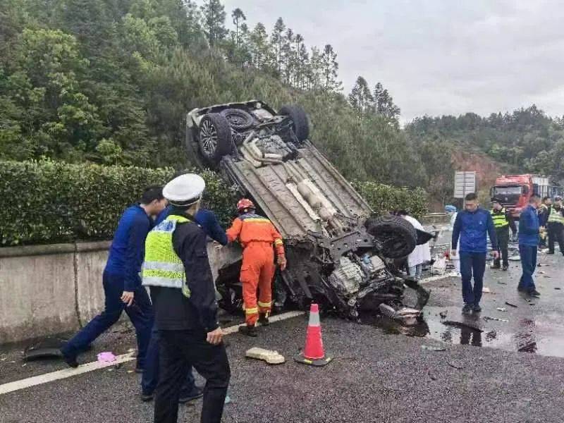 三明高速路上,车辆横扫护栏,又连续翻滚三圈!原因竟是.