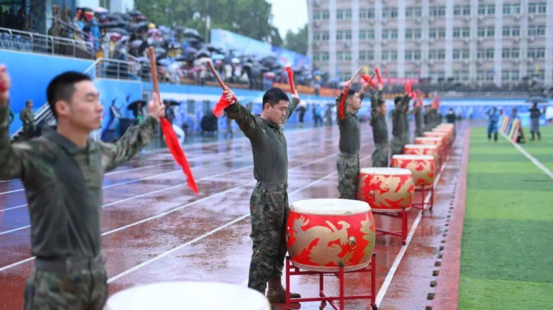 军大运动会雨中硬核开幕!