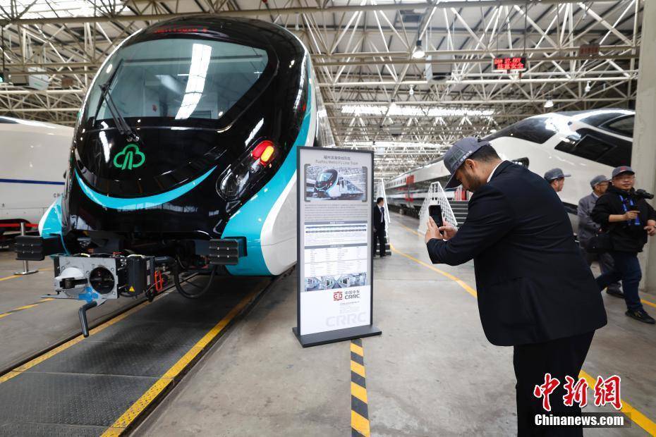 来自驻华使馆和国际组织驻华代表机构的使节走进中国中车集团有限公司