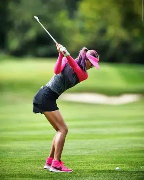 当美女球员还拥有着无比漂亮的挥杆动作!_高尔夫_golf_安信