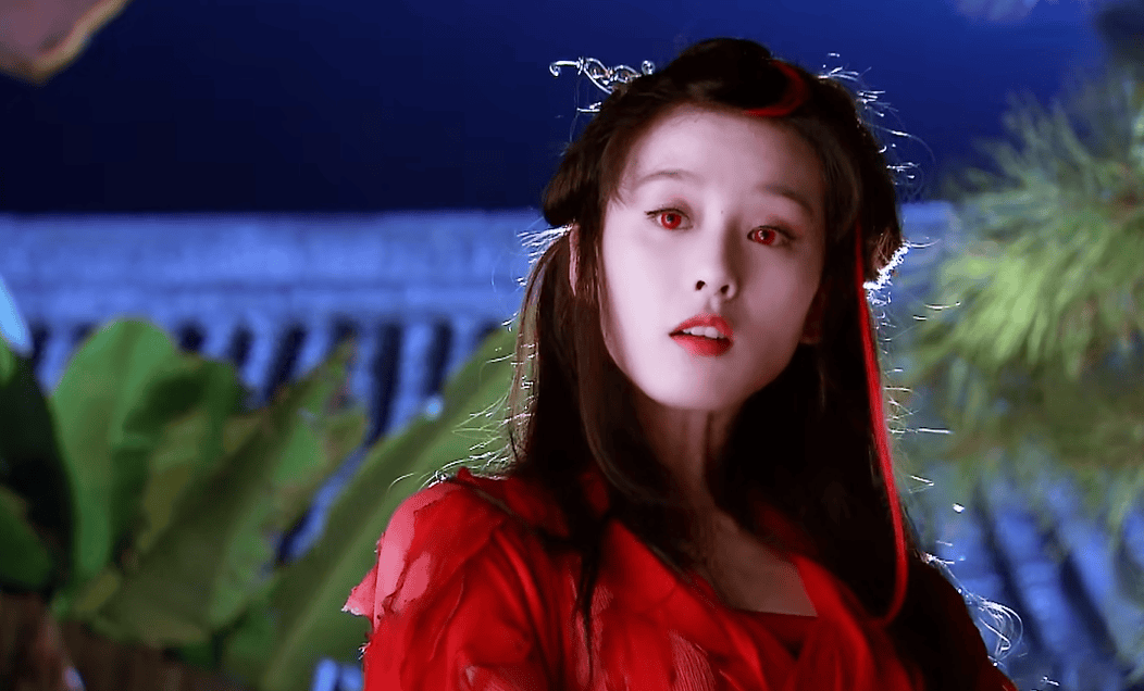 其中,胡歌饰演的景天和刘诗诗饰演的龙葵,杨幂扮演的唐雪见,碰撞出了