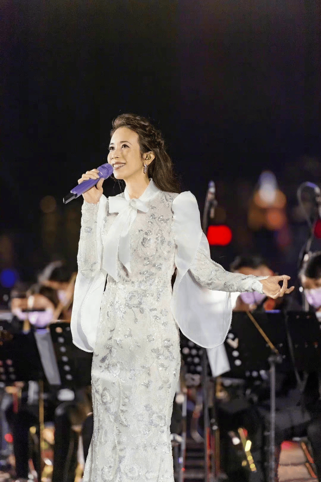 莫文蔚,出道30年,依然是不忧不惧,兀自开放,恣意成长,仿佛与时光达成