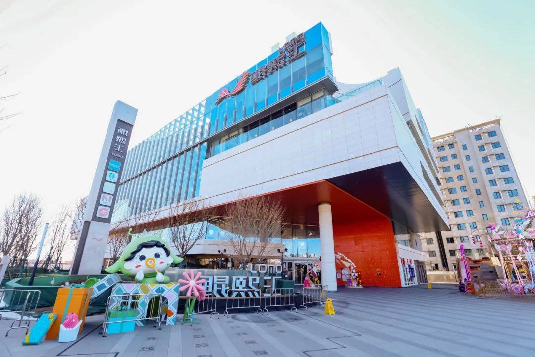 鲲熙汇lomo4月30日至5月5日,锦荟港开展表演,装饰等活动;顾客购买商品