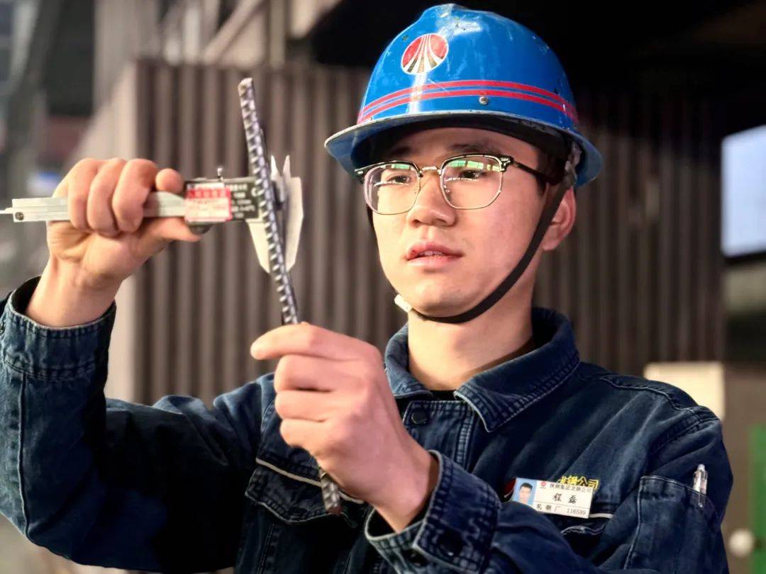 细细琢磨每道工序,他们是被独特的"火热"紧紧包裹的高线轧钢工