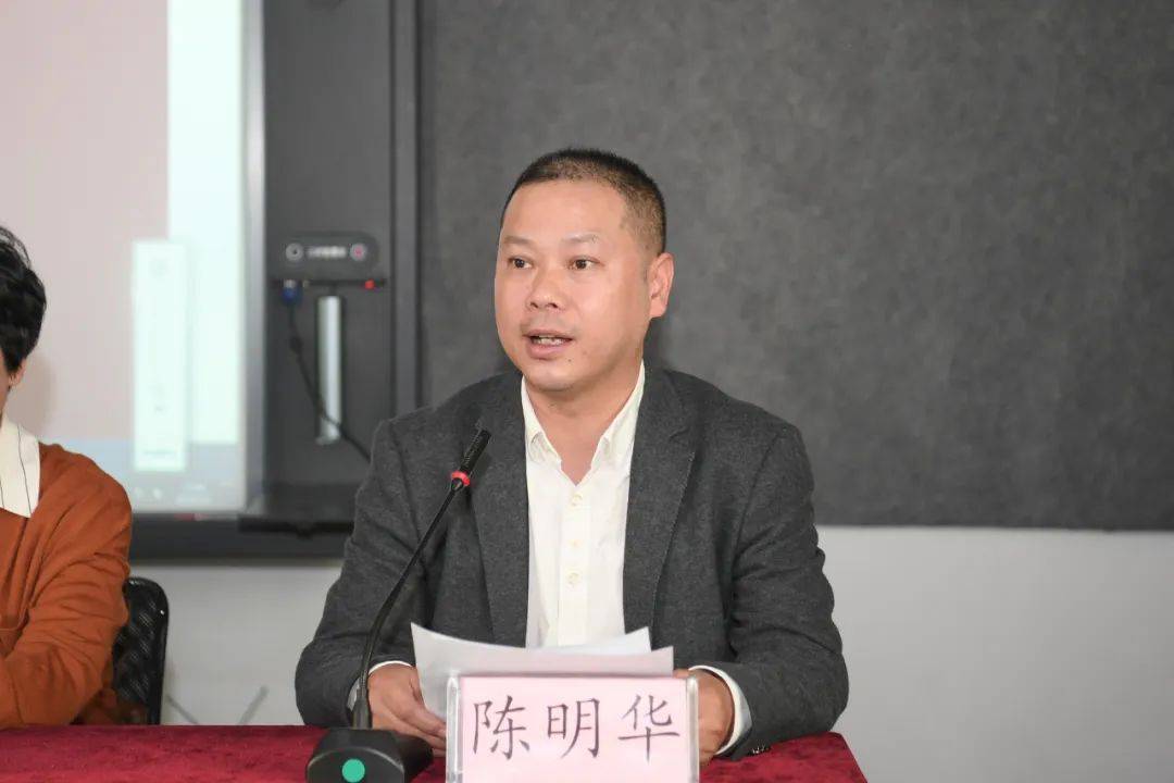 随后,陈明华在开班仪式上介绍了长江文化艺术培训中心成立的初衷及