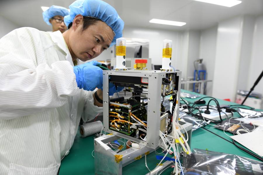 嫦娥六号带着"小嫦娥"上天,中国首颗十公斤以下探月卫星上海造,"巴铁"