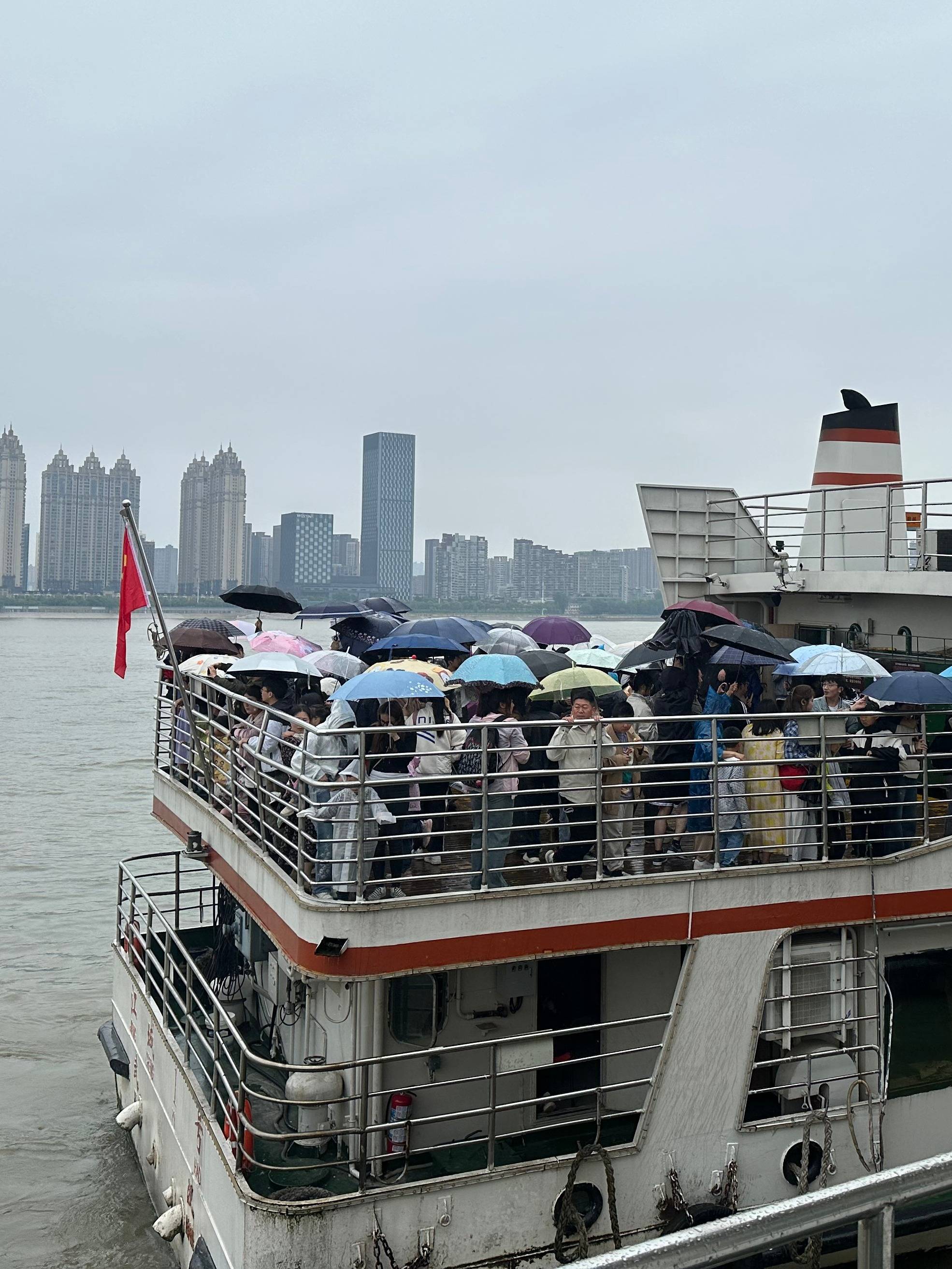 游客雨中撑伞也要排队打卡_黄鹤楼_长江_木兰