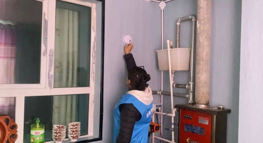 网格员化身"消防监督员",开展假期期间消防安全检查.