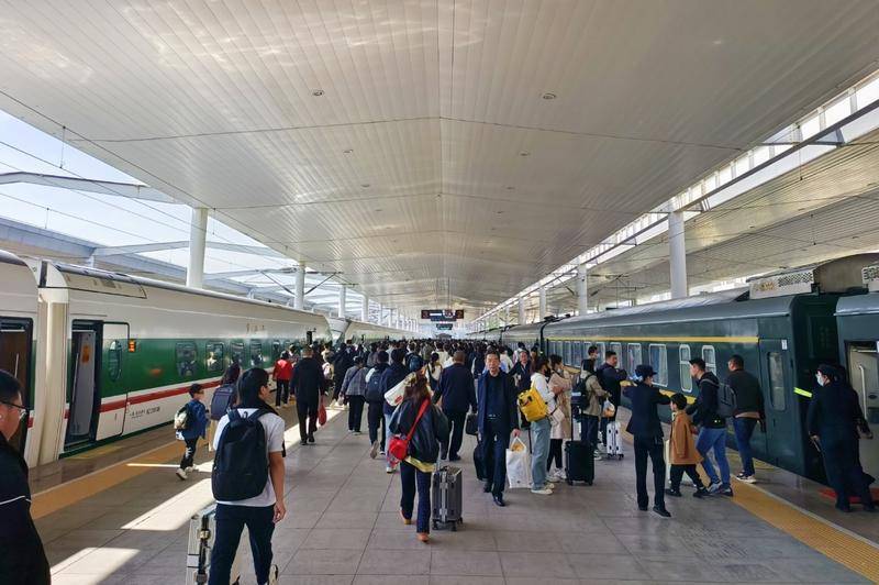 旅客发送超72万人次,加开列车172列 "五一"假期迎来返程客流高峰
