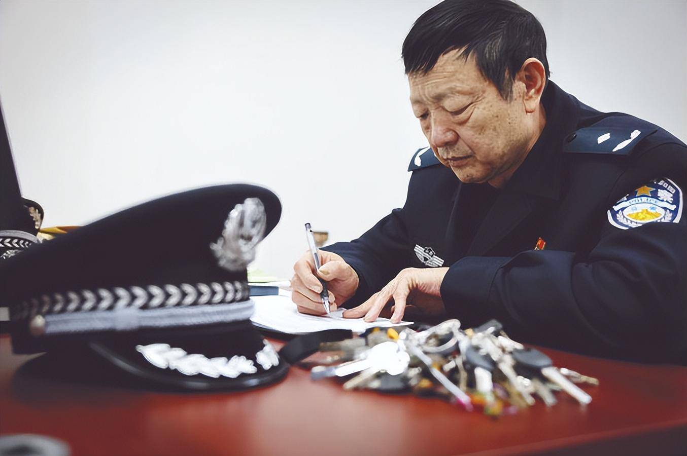 "中国好人榜"里的警察故事→_彭勇_树伟_倪嘉辉