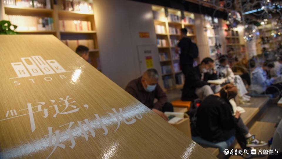 最美身影 | 书香假日，与书为伴_新华_济南_气息