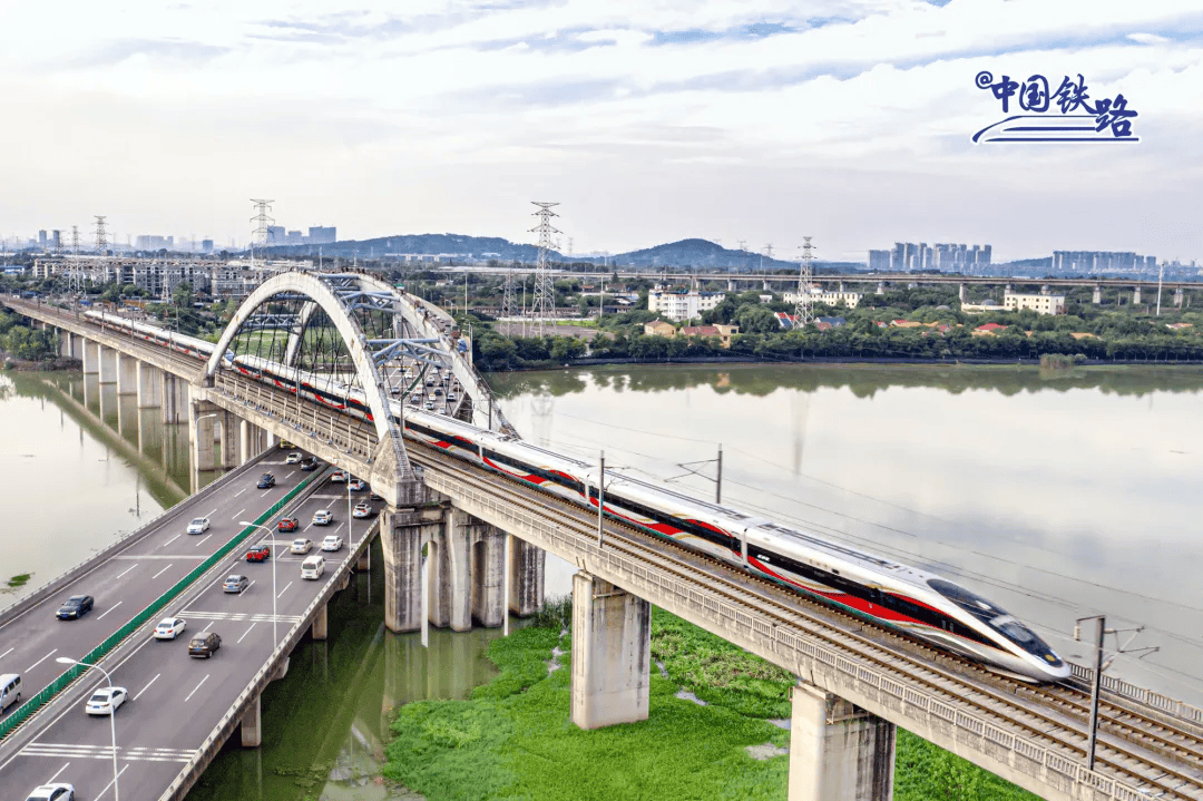 6月15日起，武汉至广州间复兴号动车组可常态化按时速350公里运行