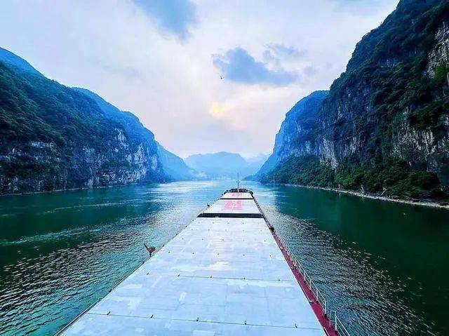 从宁波舟山港直达重庆!万吨级江海直达船首次通过三峡大坝