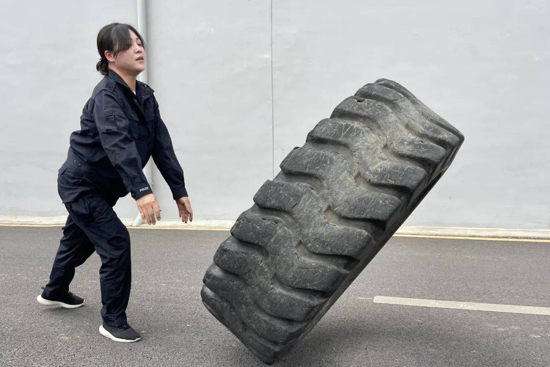 翻轮胎01民警们在热身后迈开步子开始走向训练场一声令下青蛙跳使这此