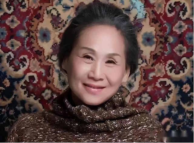 苇青:60岁被儿子带入演艺圈,73岁成"百亿老太",现在比儿子还红