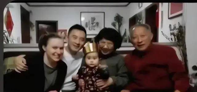 欧洲美女和山东男友分手,回国后难忘感情,再次相见后结果怎样?