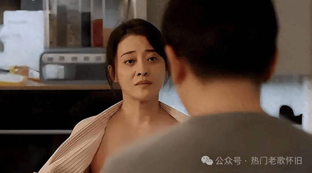 作为一名出色的资深演员,梅婷成功地用丰富的面部表情表现出了人物的