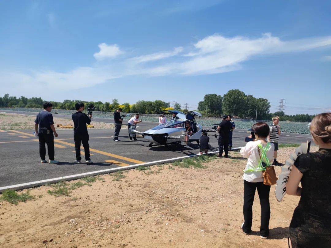 周鸿祎试乘飞行汽车 低空经济持续升温 产业链爆发在即?