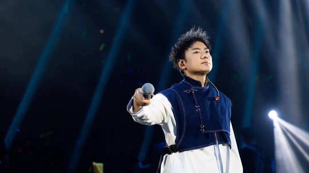 万众瞩目的春晚,一首《不如见一面》,让人记住并喜欢上了这个彝族歌手