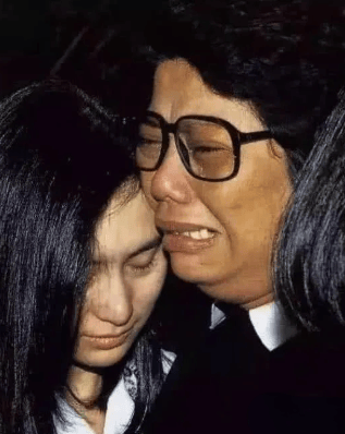 和许晋亨9年貌合神离,看懂何超琼的"反抗",原来豪门身不由己