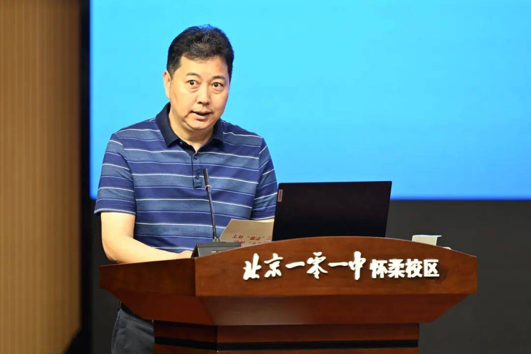 团区委书记田闯介绍"小小法治宣讲员"方案,区司法局副局长孟伟宣读了"