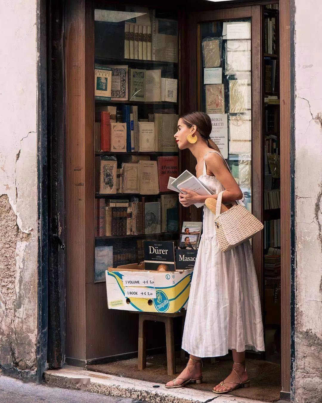 韵味,又巧妙融入了粗跟的复古与稳重,是大多数女生都能够胜任的百搭款