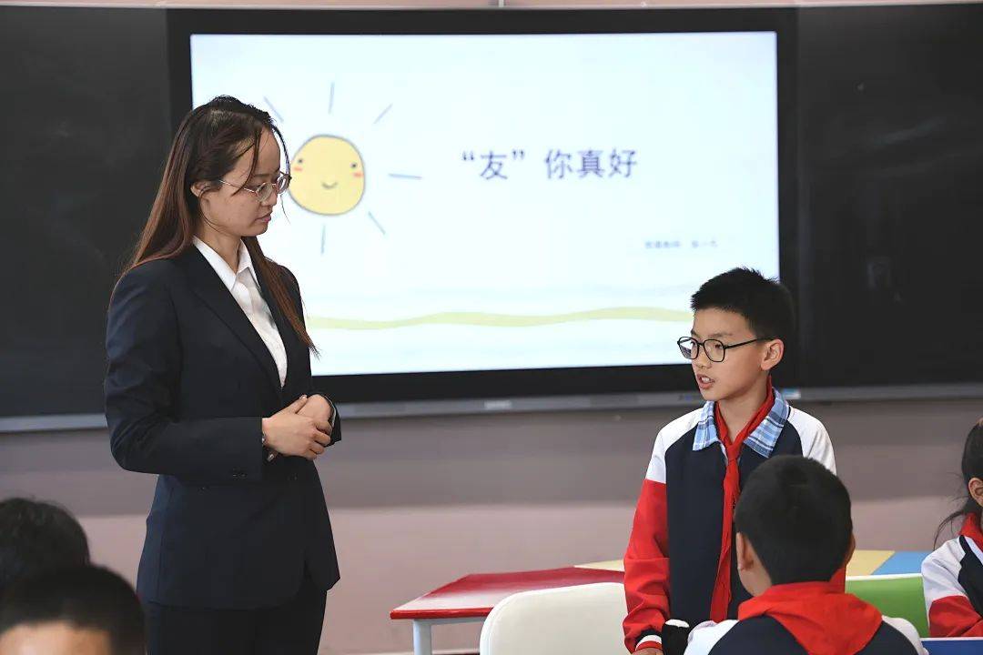 张老师为四年级学生讲了一节别开生面的《"友"你真好》心理团体沙盘