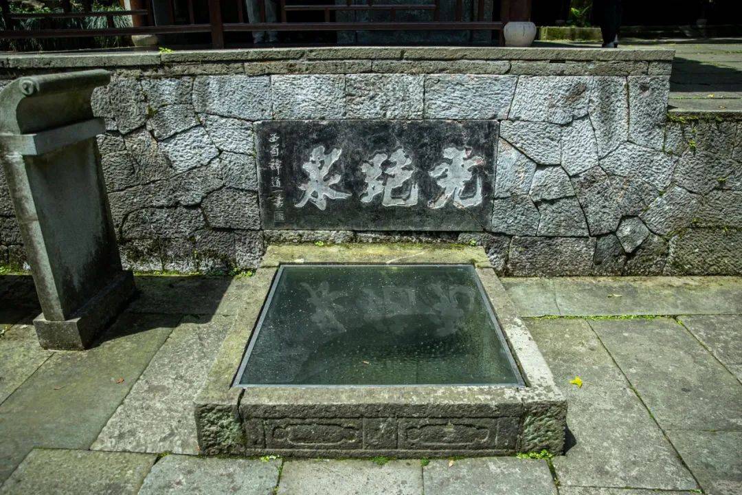 由于虎跑泉水表面张力很大,用杯子将水放满,水面渐渐高出杯面2到3毫米