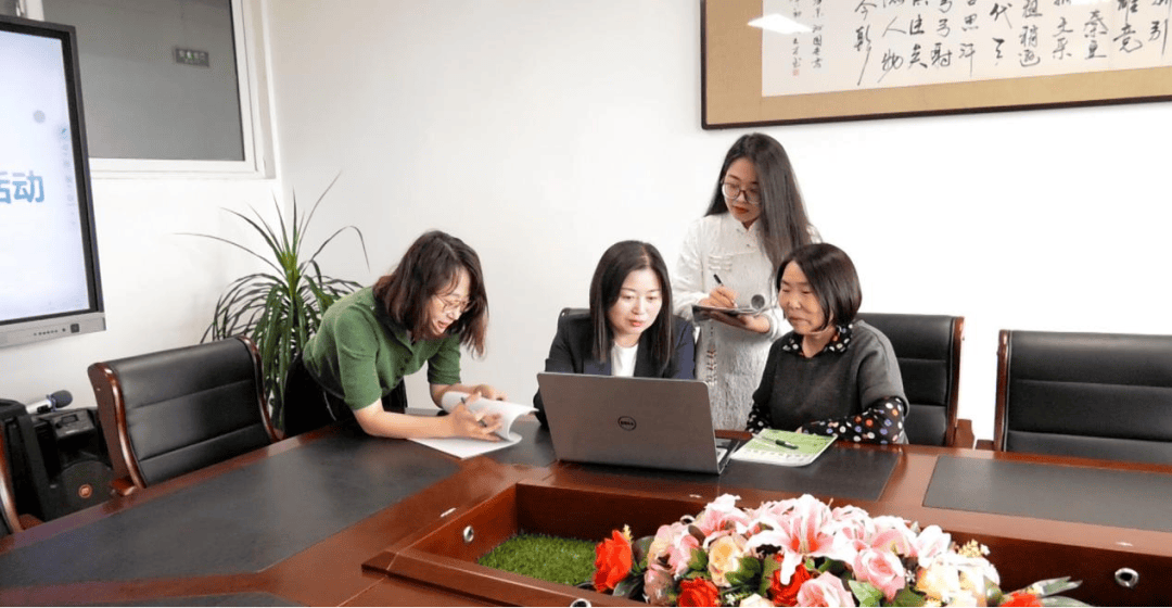 县蒙古族中学初中部教师多茹说:"做教师近30年了,在教育岗位上更多的