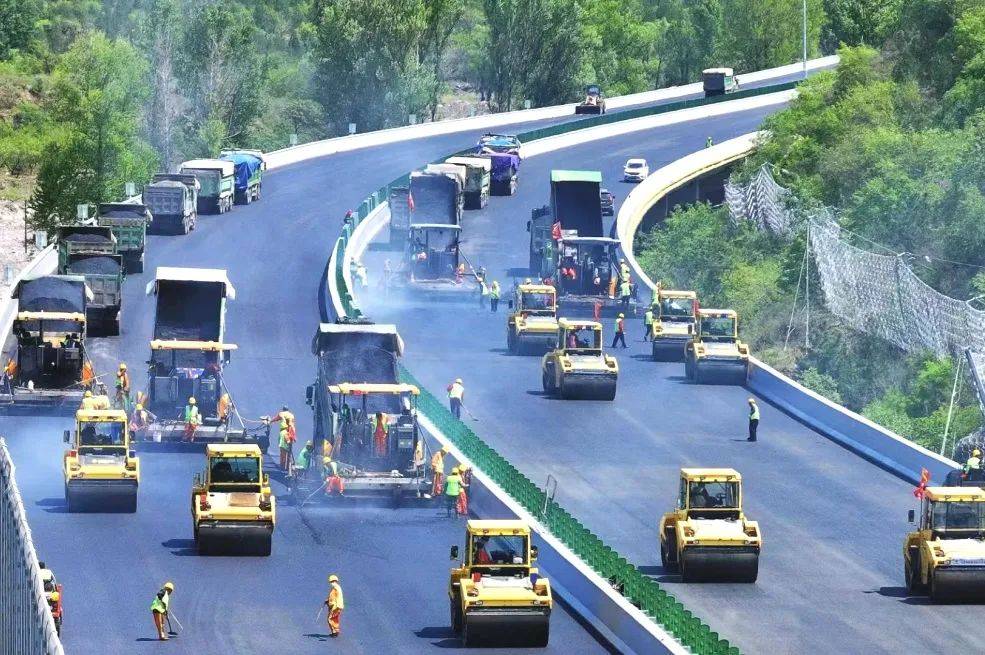 筑国道109新线高速公路项目本次钢箱梁吊装地点位于沁阳市大张村东侧