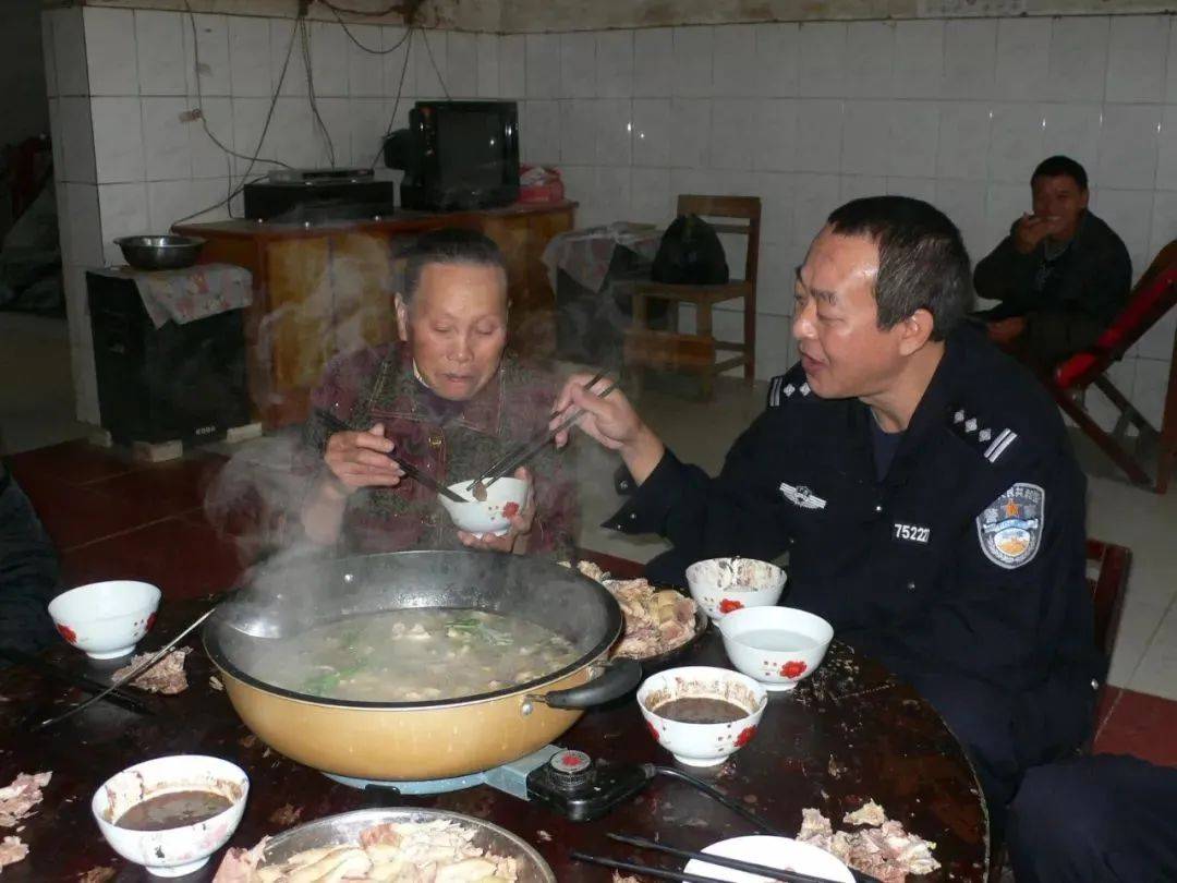 一警察照顾家人,如今,他已经照顾了男子母亲23年_黄雄_李建良_何秀荣