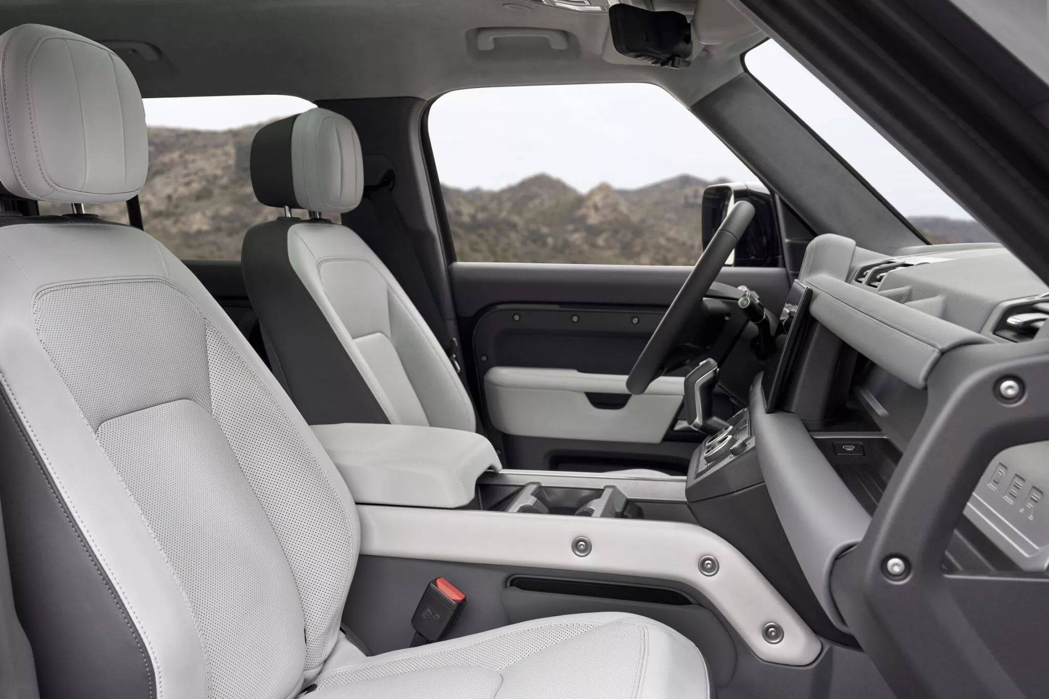 新款路虎卫士官图公布 增7座布局/舒适配置升级