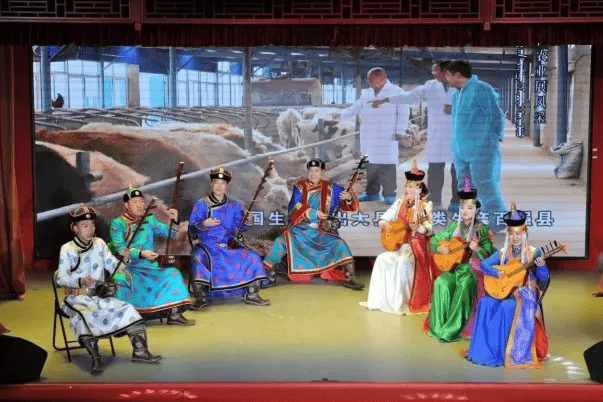 4月29日晚,辽宁歌舞团走进铁岭大戏院,78位专业演出人员为群众奉上一