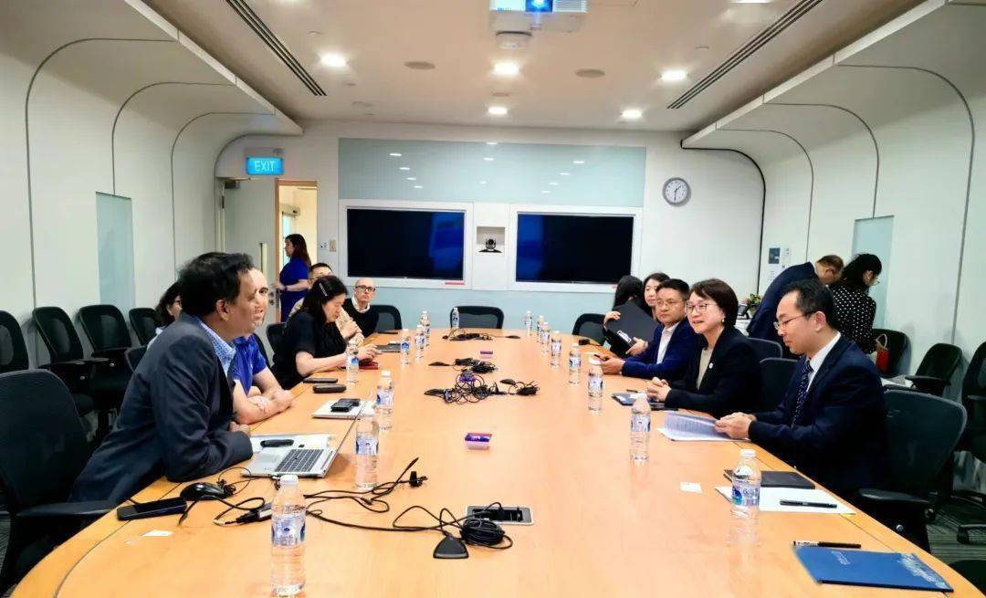 信阳市市委书记蔡松涛,市长陈志伟出席会议并讲话.