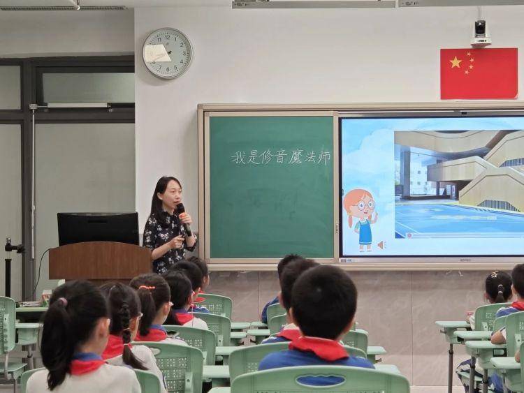 二年级叶莎老师和带来了一节妙趣横生的主题班会:《我是修音师》.