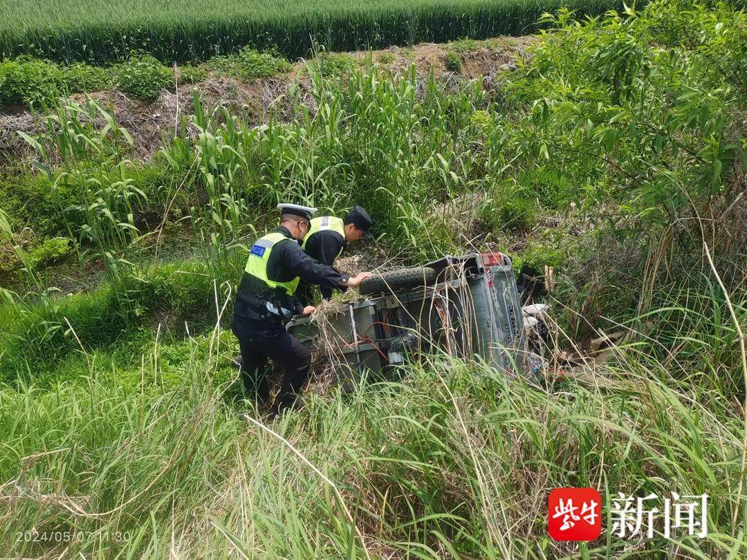 【视频】八旬老人开电三轮掉入沟中, 民警及时救助脱困_三轮车_曲阳镇