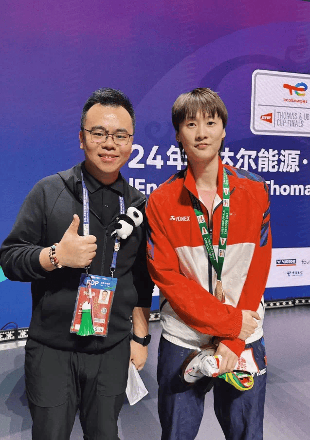 张尧老师与陈雨菲合影无论是参加体育展示还是观众服务在锻炼专业技能