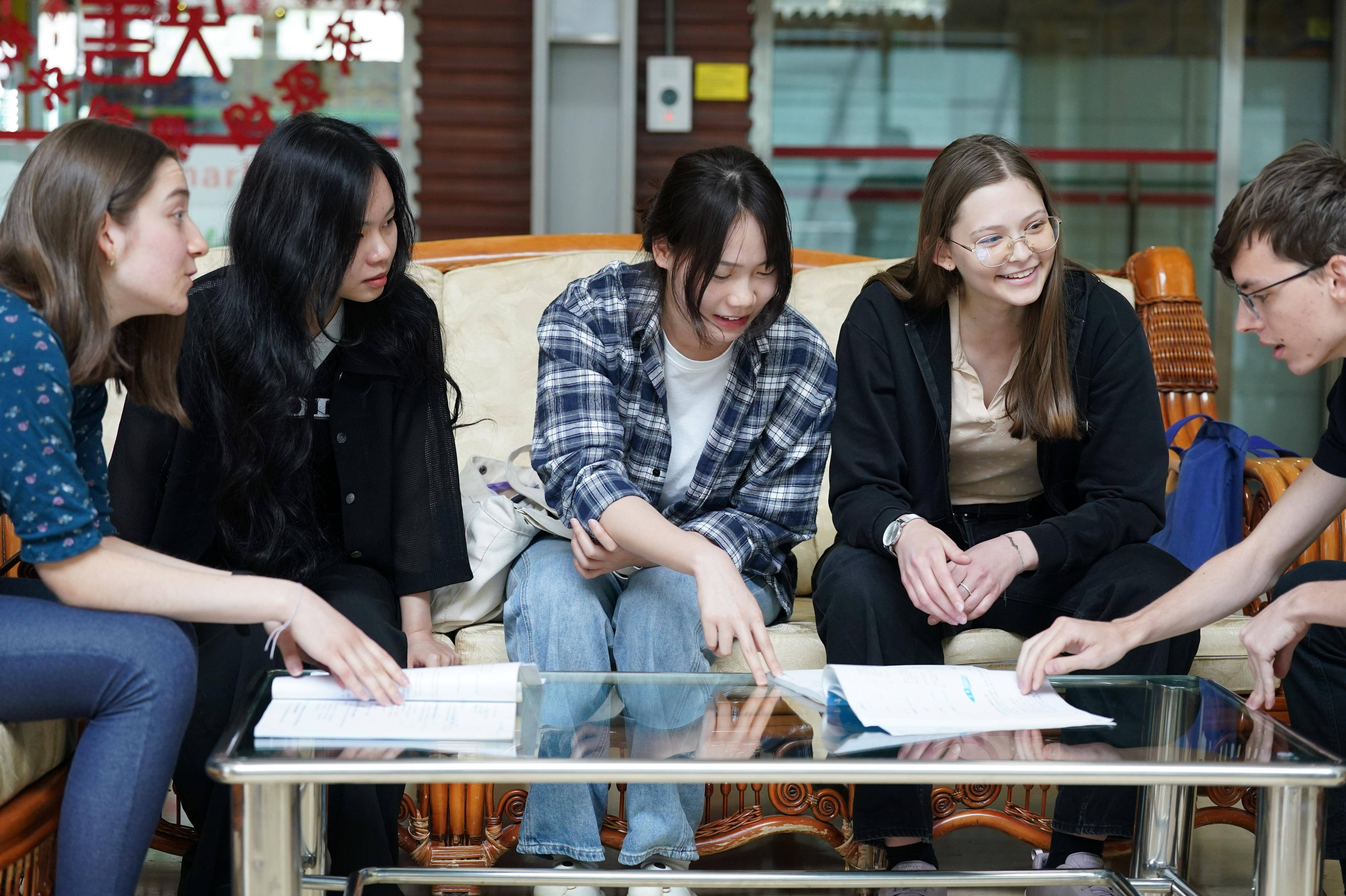 做中匈友好事业的使者_新华社_赵丁喆_年级