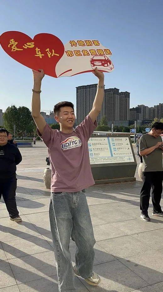 多点发力,多措并举,用心用情确保游客出行畅通有序,社会秩序安全稳定