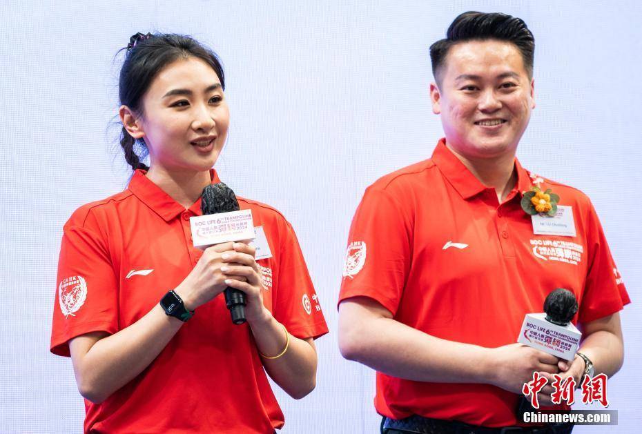 奥运冠军何雯娜,陆春龙在香港出席第六届蹦床亚锦赛开幕式