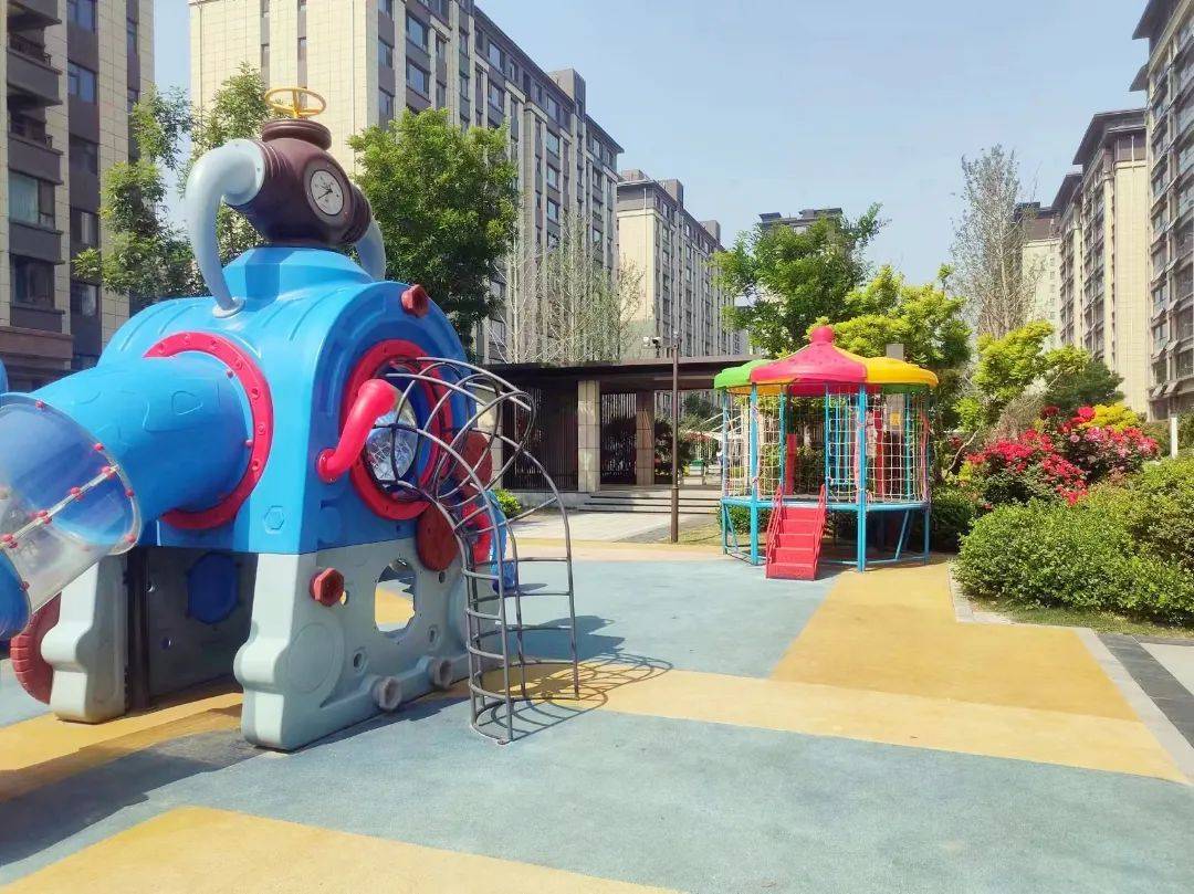 佳和逸园小区坚持"一米高度看城市"理念,整合儿童游乐区域以及阅读